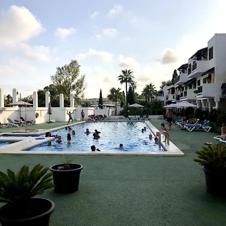 Spacious With A Pool Next To The